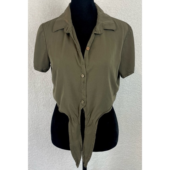 AMERICAN APPAREL • Army Green Tie Front Button-Up Cropped Top - Picture 13 of 16